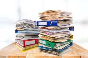 Ordnerstapel auf Tisch 300 Ordnerstapel auf Tisch 300